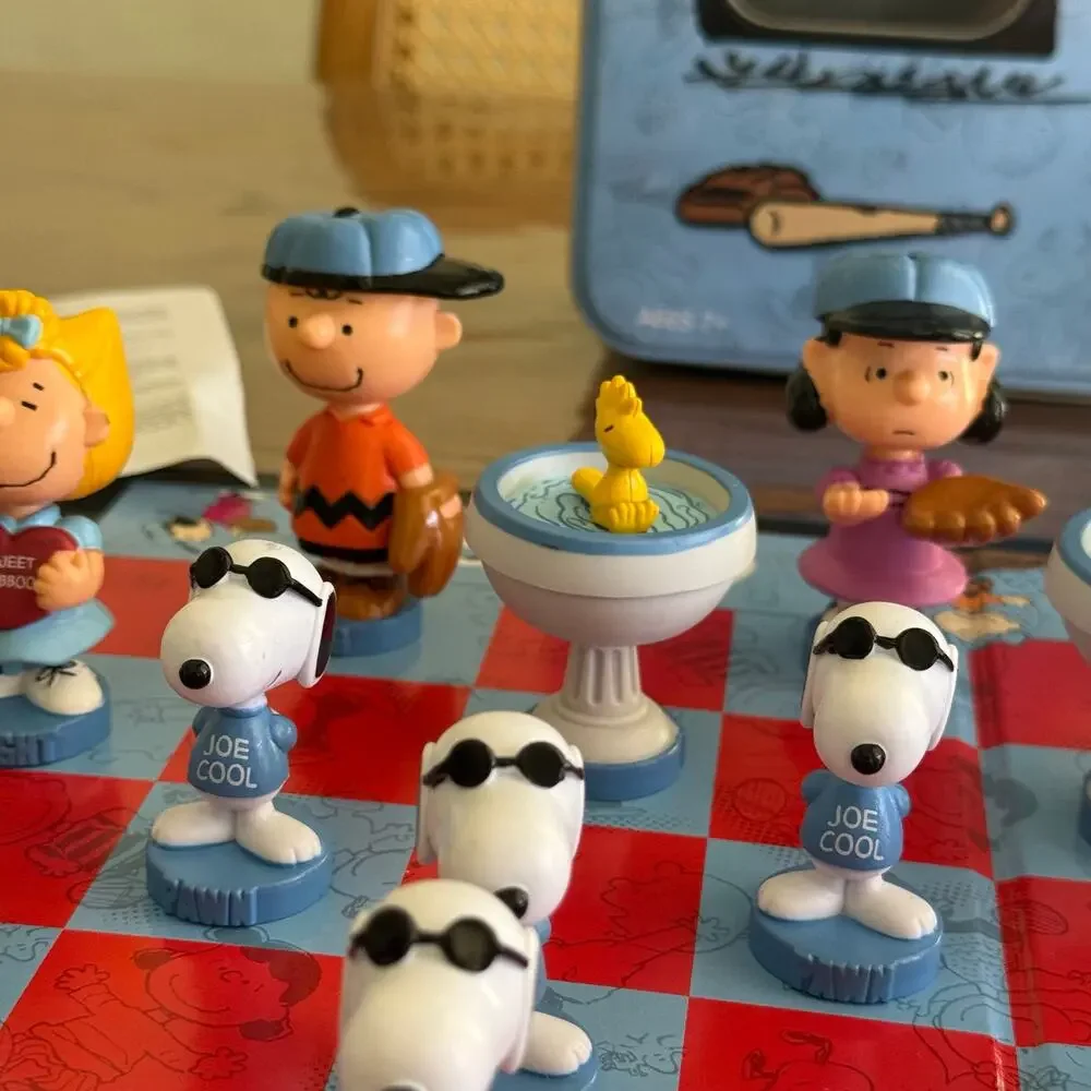 Peanuts Gang Chess Set Charlie Brown blue Tin Edition 32 Pieces Complete